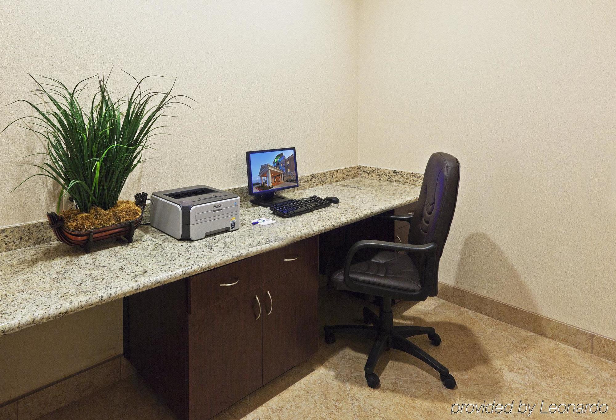 Holiday Inn Express & Suites Brady By Ihg Udogodnienia zdjęcie